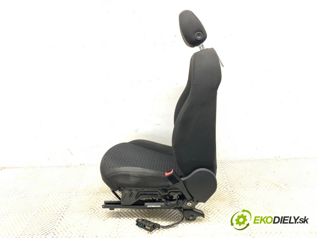 OPEL CORSA E liftback 2016 66 kW 1.4 (08, 68) 1398 sedadlo pravý přední část