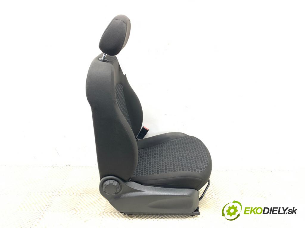 OPEL CORSA E liftback 2016 66 kW 1.4 (08, 68) 1398 sedadlo pravý přední část