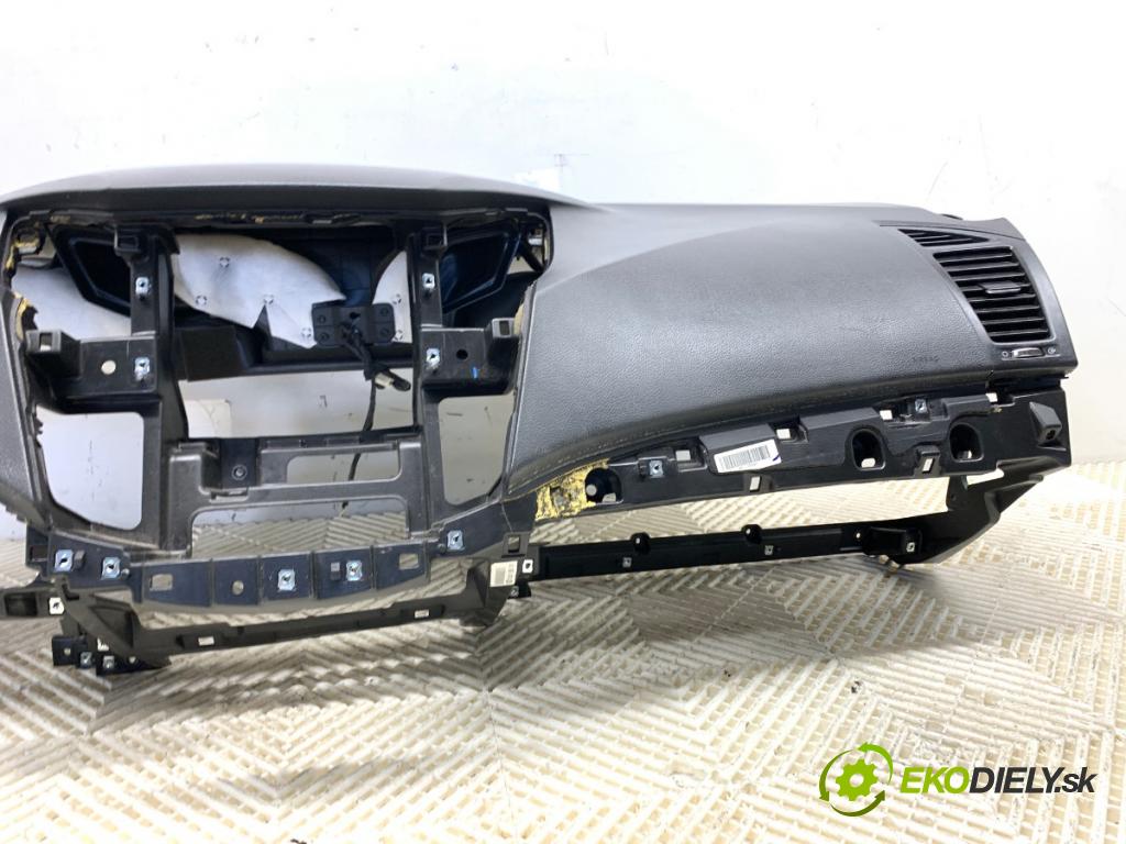 HYUNDAI i40 Kombi 2013 85 kW 1.7 CRDi 1685 Palubná doska  (Palubná doska)