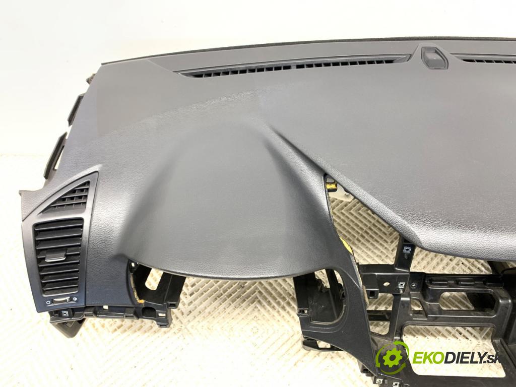 HYUNDAI i40 Kombi 2013 85 kW 1.7 CRDi 1685 Palubná doska  (Palubná doska)