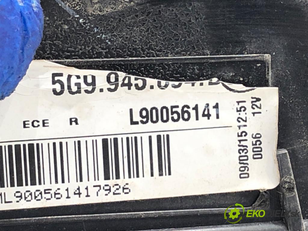 VW GOLF VII Kombi 2015 66 kW 1.6 TDI 1598 Svetlo zad pravá vnútorná 5G9945094D (Kľučka dverí ostatné)