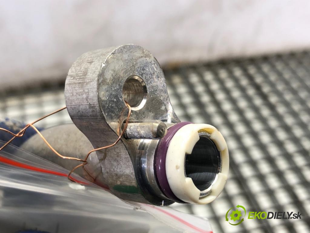 BMW F44 coupe 2021 131 kW 220 i 1998 rúrka klimatizace 6832950 (Trubka klimatizace)