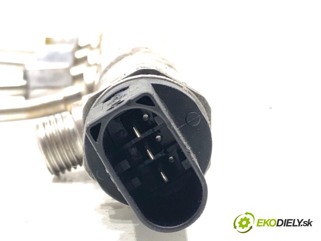 BMW F30 sedan 2015 180 kW 328 i xDrive 1997 Lišta vstrekovacia 7585411 (Vstrekovacia lišta)