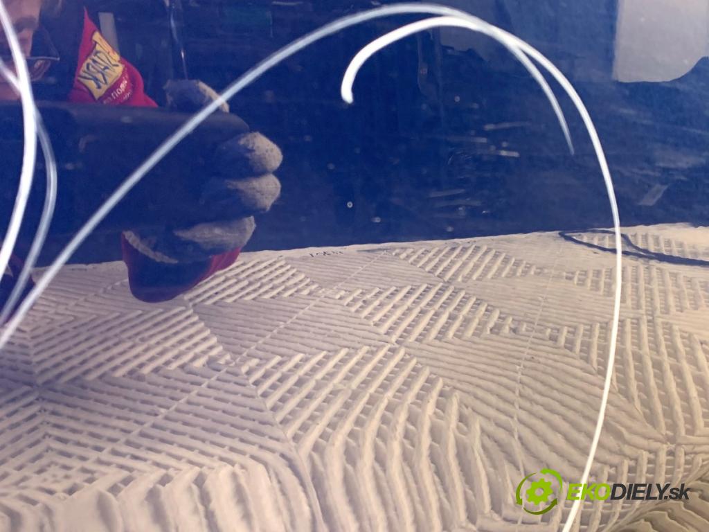 OPEL ASTRA K liftback 2020 81 kW 1.2 Turbo (68) 1199 dveře levý zadní část Z23F