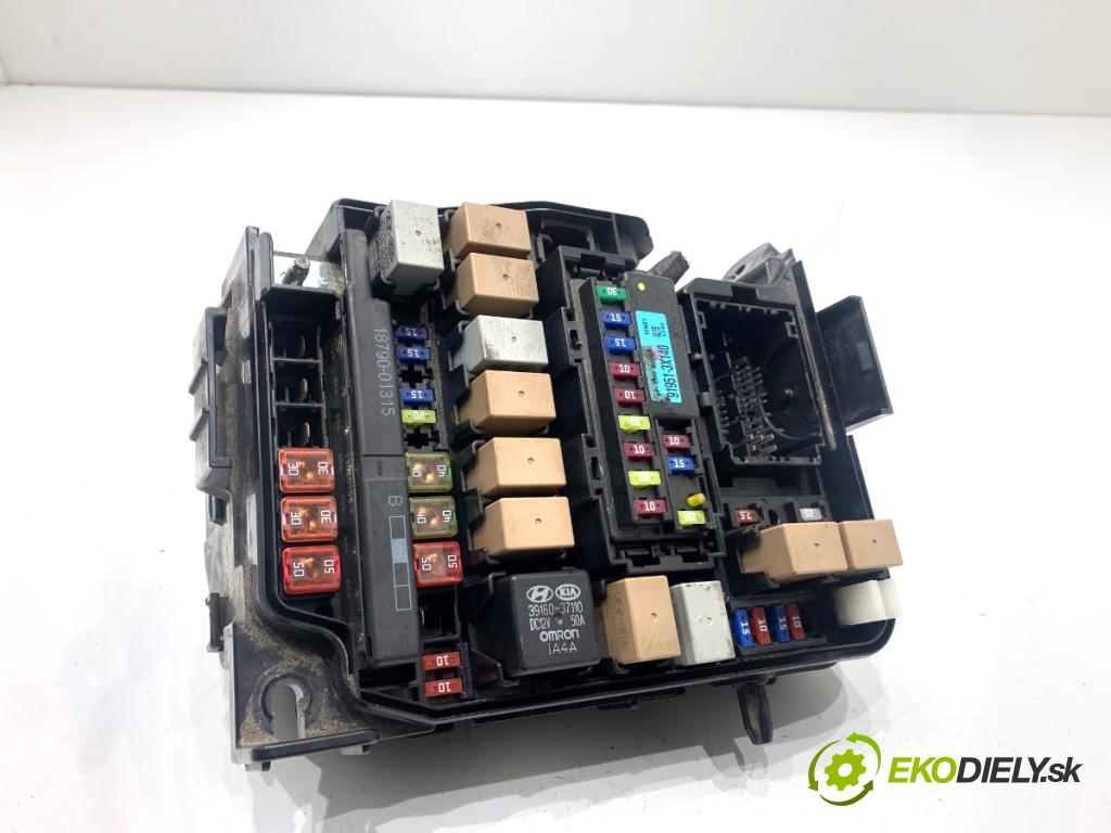 HYUNDAI i40 Kombi 2013 85 kW 1.7 CRDi 1685 Skrinka poistková 91951-3X140 (Poistková skrinka)