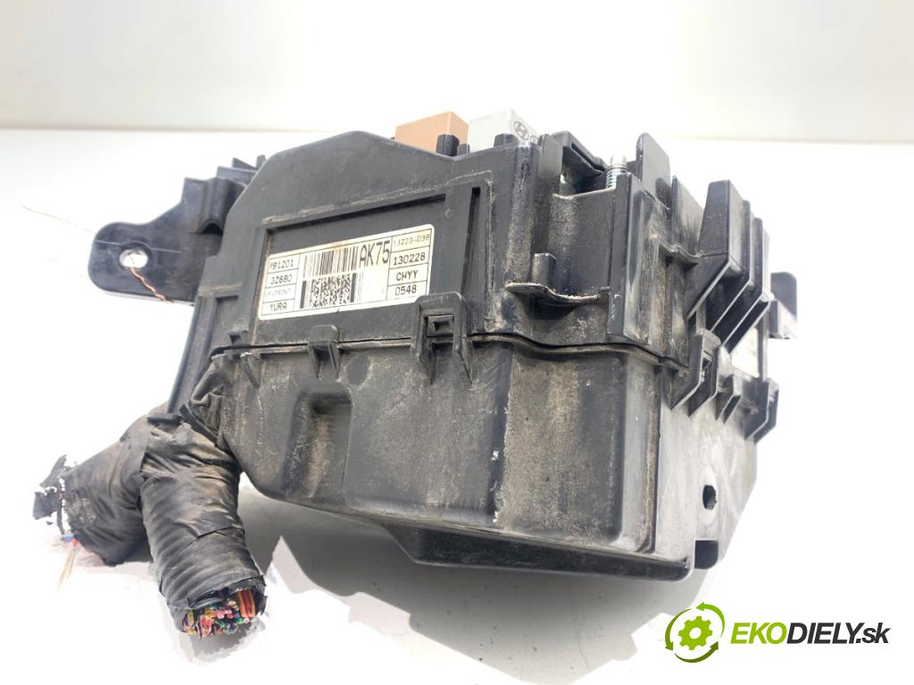 HYUNDAI i40 Kombi 2013 85 kW 1.7 CRDi 1685 Skrinka poistková 91951-3X140 (Poistková skrinka)