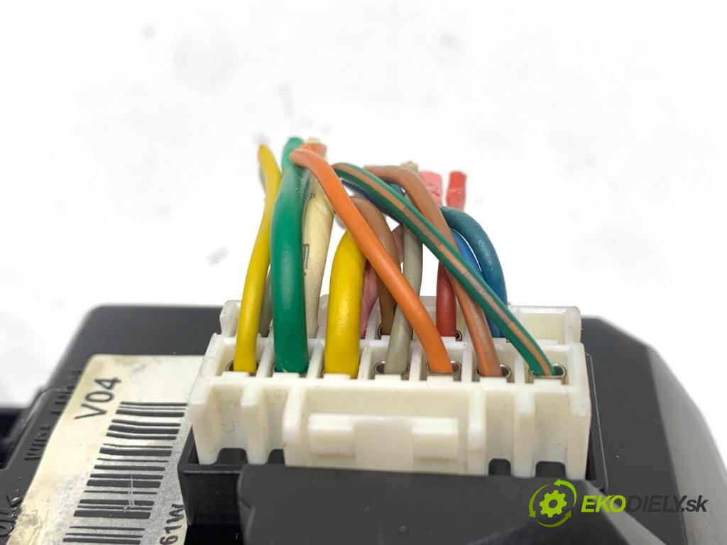 HYUNDAI i40 Kombi 2013 85 kW 1.7 CRDi 1685 Prepínač kombinovaný 3753MA-2211 (Prepínacie páčky pod volantom)