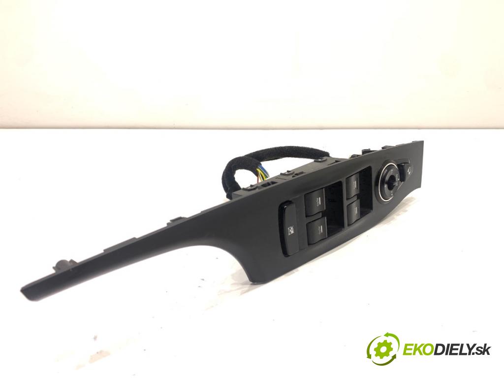 HYUNDAI i40 Kombi 2013 85 kW 1.7 CRDi 1685 Prepínač okien 93570-3Z000 (Prepínacie páčky pod volantom)