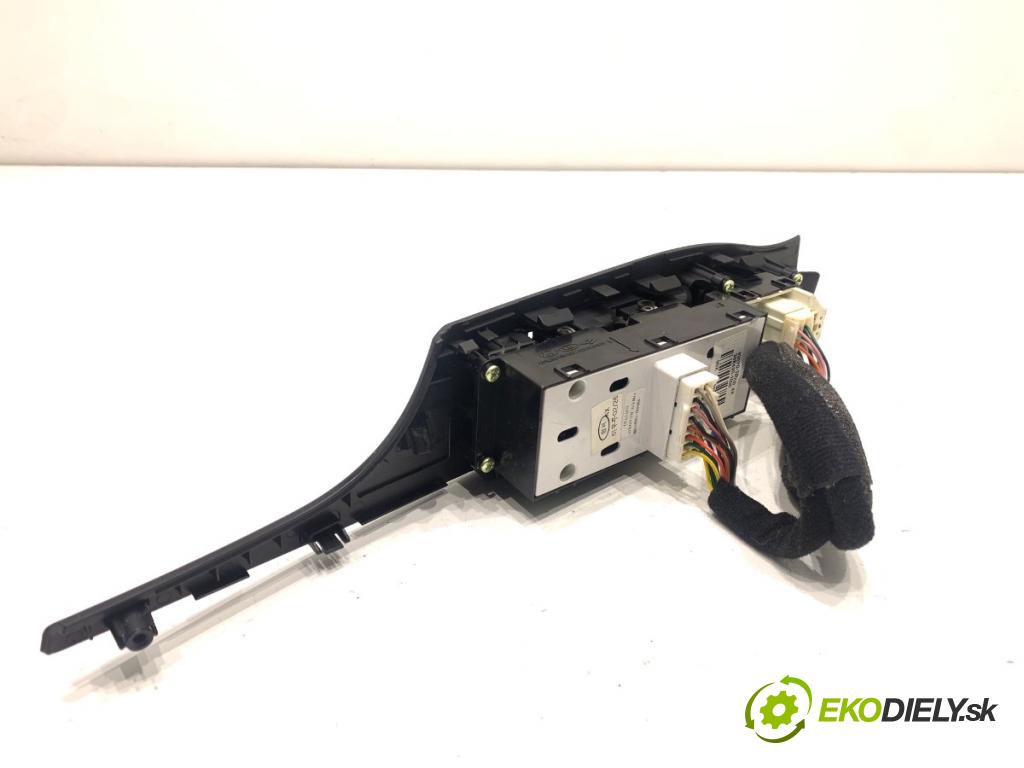 HYUNDAI i40 Kombi 2013 85 kW 1.7 CRDi 1685 Prepínač okien 93570-3Z000 (Prepínacie páčky pod volantom)