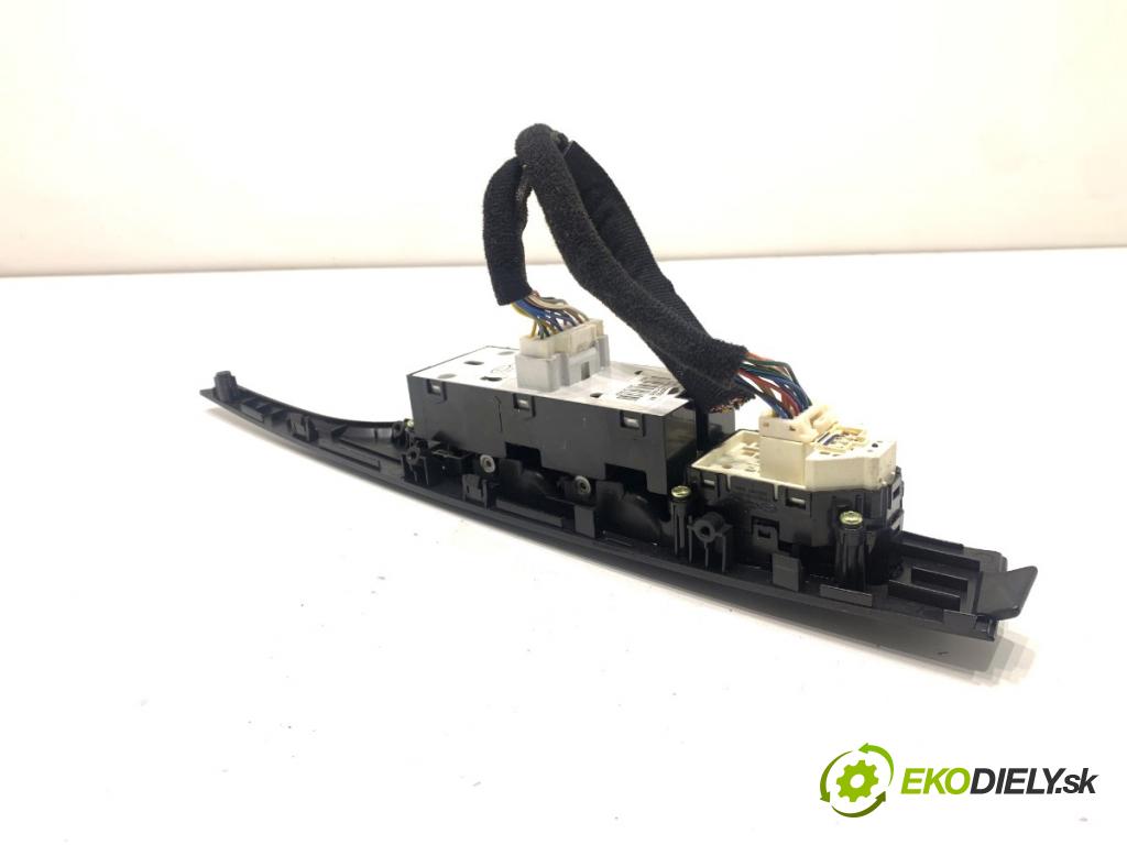 HYUNDAI i40 Kombi 2013 85 kW 1.7 CRDi 1685 Prepínač okien 93570-3Z000 (Prepínacie páčky pod volantom)