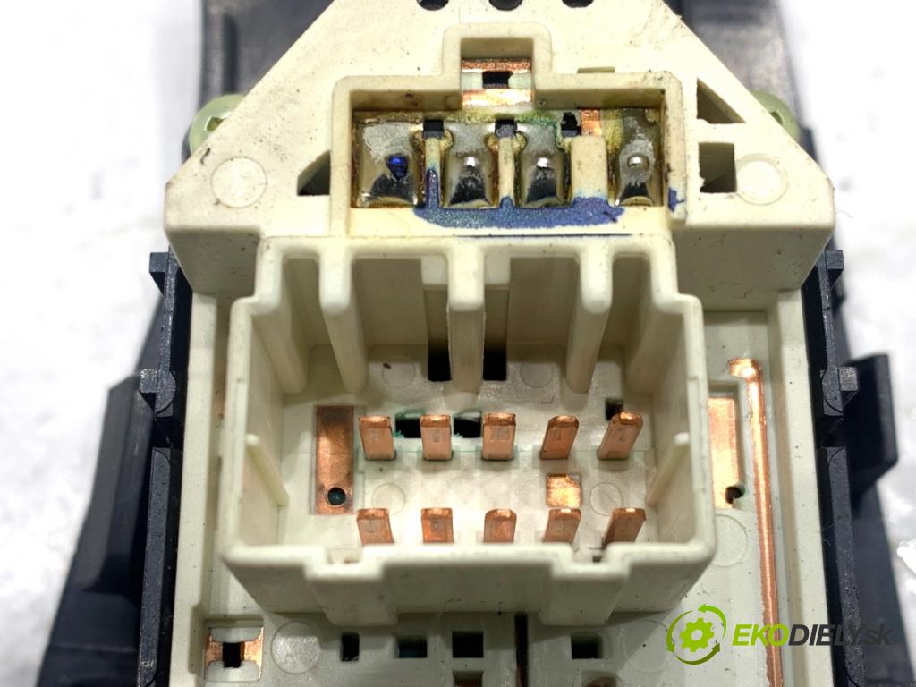 HYUNDAI i40 Kombi 2013 85 kW 1.7 CRDi 1685 Prepínač okien 93570-3Z000 (Prepínacie páčky pod volantom)