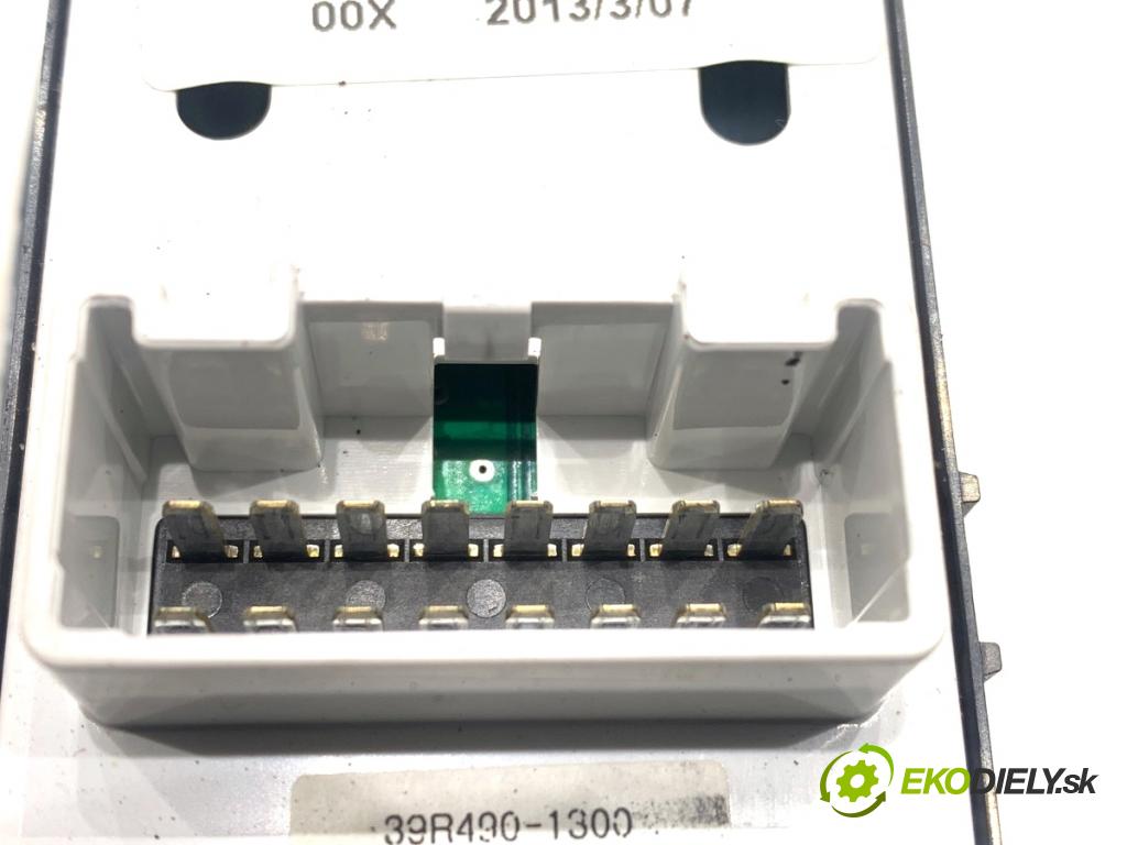 HYUNDAI i40 Kombi 2013 85 kW 1.7 CRDi 1685 Prepínač okien 93570-3Z000 (Prepínacie páčky pod volantom)