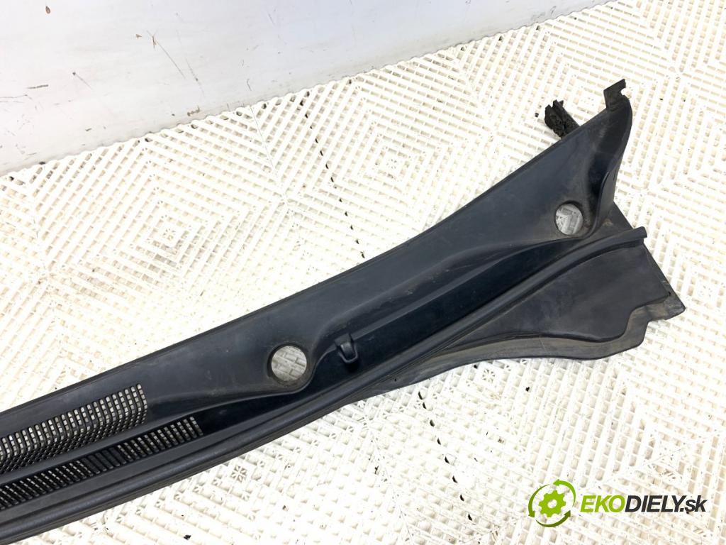 HYUNDAI i40 Kombi 2013 85 kW 1.7 CRDi 1685 torpédo plast pod čelní okno 86151-3Z000 (Plast pod čelním sklem)