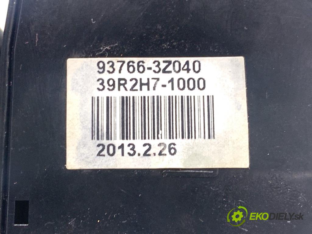 HYUNDAI i40 Kombi 2013 85 kW 1.7 CRDi 1685 kulisa brzdy ruční brzdy 93766-3Z040