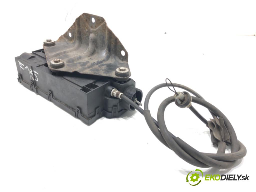 BMW F16 SUV 2014 190 kW xDrive 30 d 2993 BRZDA: ruční elektrický  (Ruční brzda)