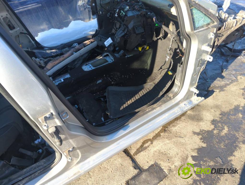VW GOLF VII Kombi 2015 66 kW 1.6 TDI 1598 karoséria ČTVRŤÁK: Blatník prah strecha PODŁUŻNICA