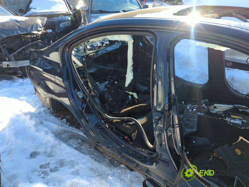BMW F30 sedan 2015 180 kW 328 i xDrive 1997 KAROSERIA ČTVRŤÁK blatník práh střecha PODŁUŻNICA