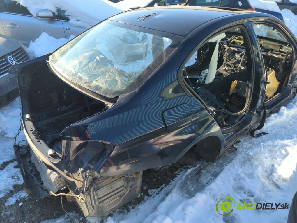 BMW F30 sedan 2015 180 kW 328 i xDrive 1997 KAROSERIA ČTVRŤÁK blatník práh střecha PODŁUŻNICA