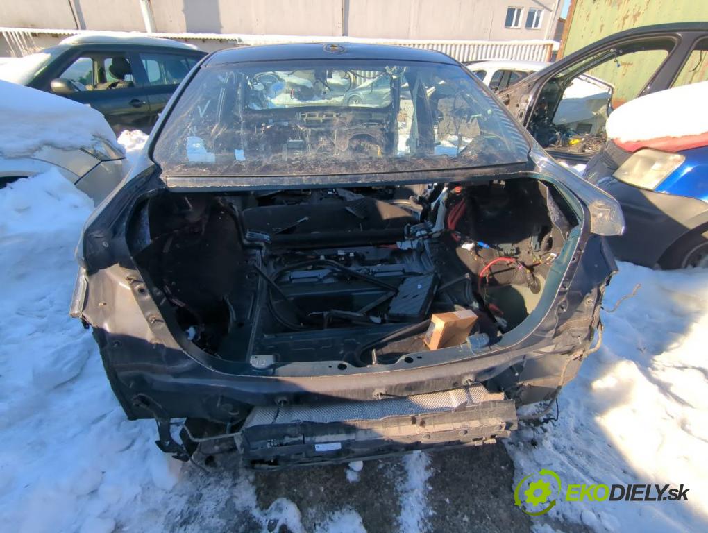 BMW F30 sedan 2015 180 kW 328 i xDrive 1997 KAROSERIA ČTVRŤÁK blatník práh střecha PODŁUŻNICA