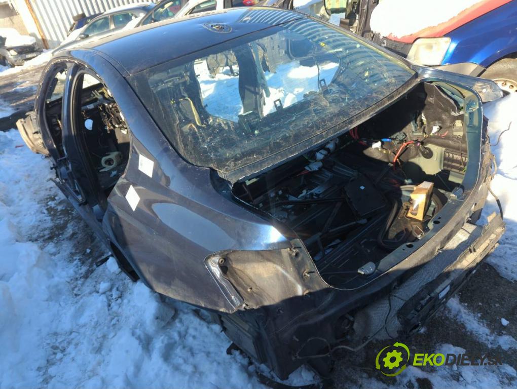 BMW F30 sedan 2015 180 kW 328 i xDrive 1997 KAROSERIA ČTVRŤÁK blatník práh střecha PODŁUŻNICA