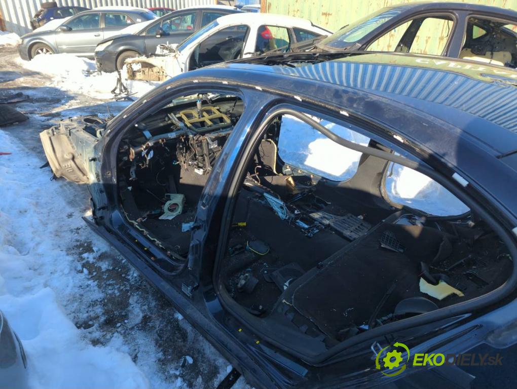 BMW F30 sedan 2015 180 kW 328 i xDrive 1997 karoséria ČTVRŤÁK: Blatník prah strecha PODŁUŻNICA
