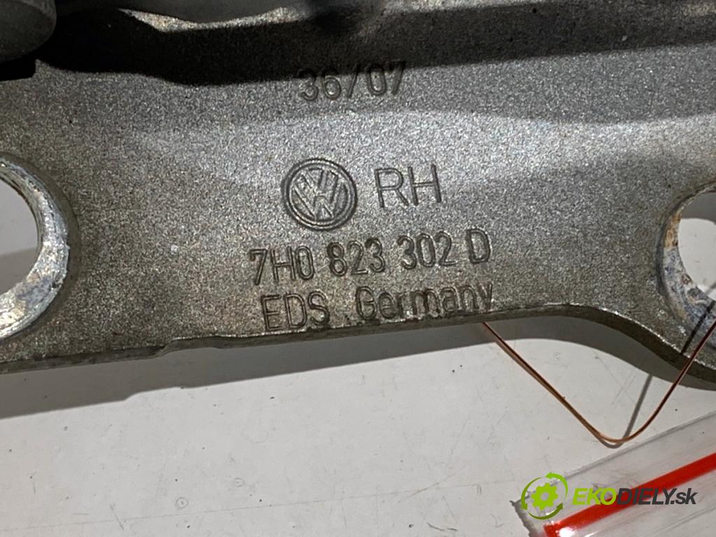 VW TRANSPORTER T5 Autobus 2007 75 kW 1.9 TDI 1896 Záves kapoty pravy predný 7H0823302D