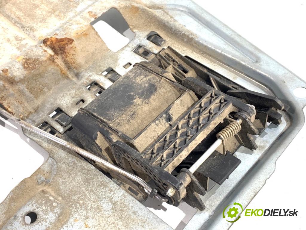 VW TRANSPORTER T5 Autobus 2007 75 kW 1.9 TDI 1896 zámok dveře zadní část 7H0829309 (Zámek)