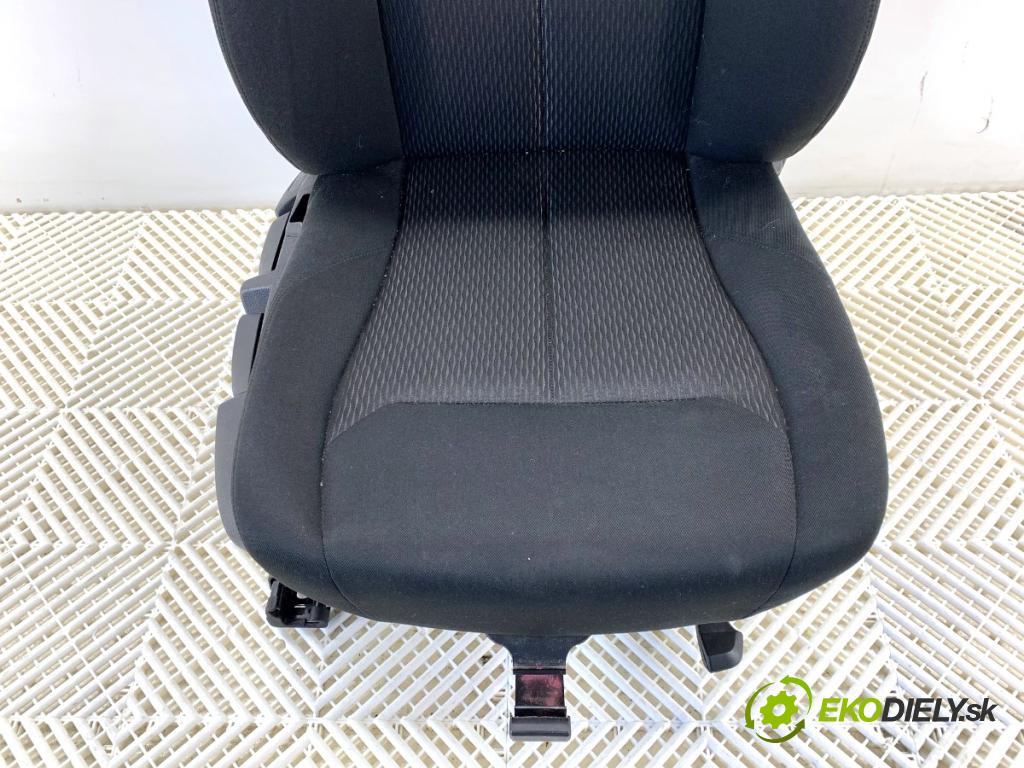 BMW F34 liftback 2017 135 kW 320 i 1998 sedadlo pravý přední část