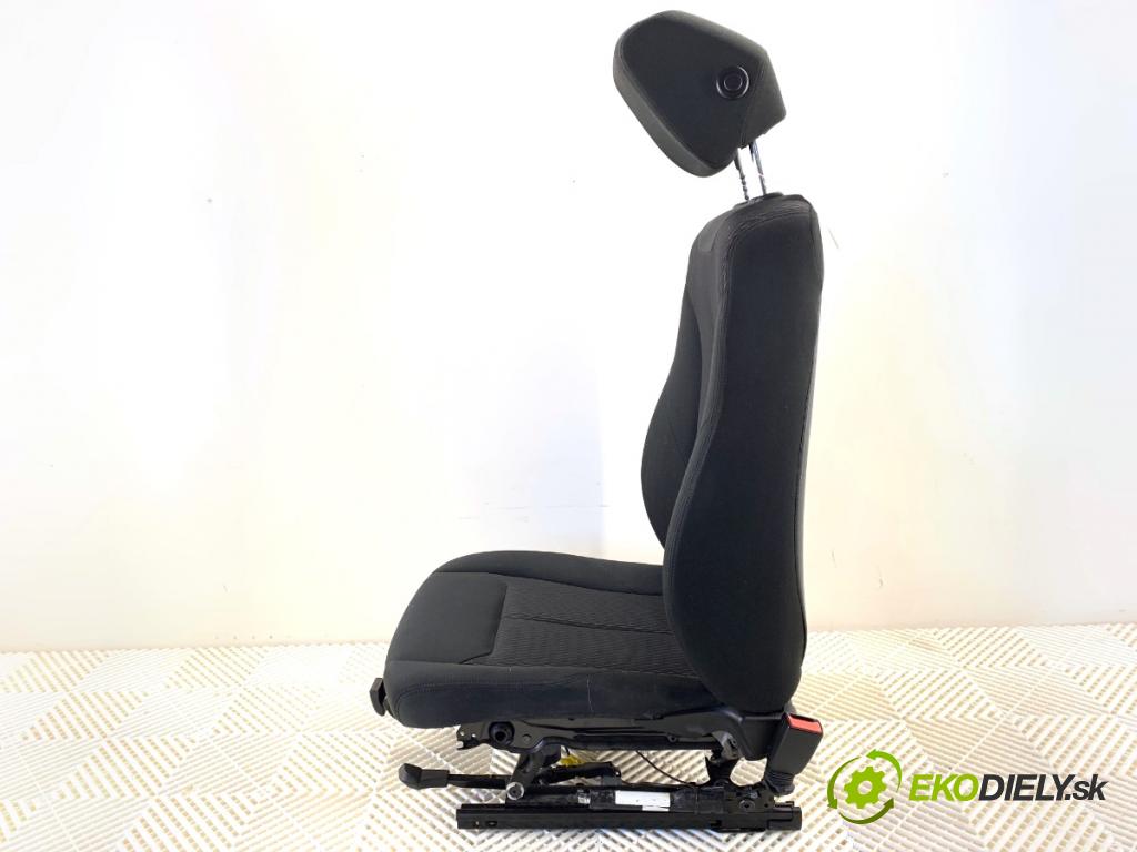 BMW F34 liftback 2017 135 kW 320 i 1998 sedadlo pravý přední část