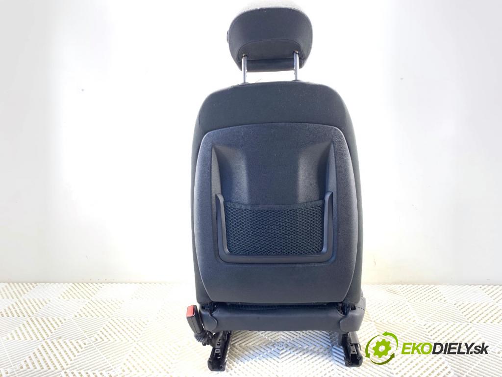 BMW F34 liftback 2017 135 kW 320 i 1998 sedadlo pravý přední část