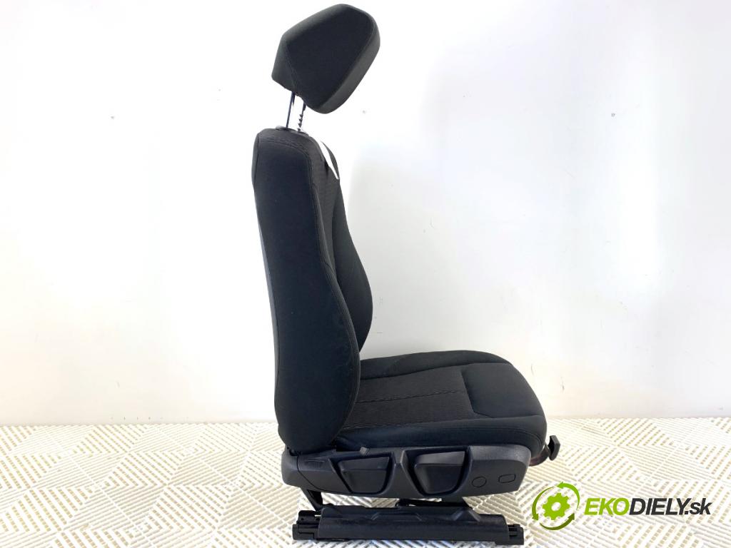 BMW F34 liftback 2017 135 kW 320 i 1998 sedadlo pravý přední část