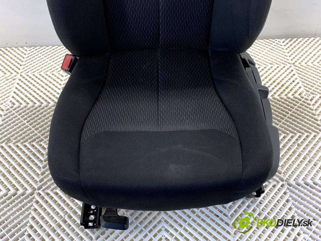 BMW F34 liftback 2017 135 kW 320 i 1998 sedadlo levý přední část