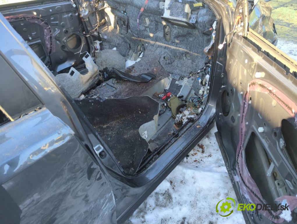 TOYOTA RAV 4 IV SUV 2017 114 kW 2.5 Hybrid 4WD (AVA44_) 2494 karoséria ČTVRŤÁK: Blatník zad prah strecha PODŁUŻNICA