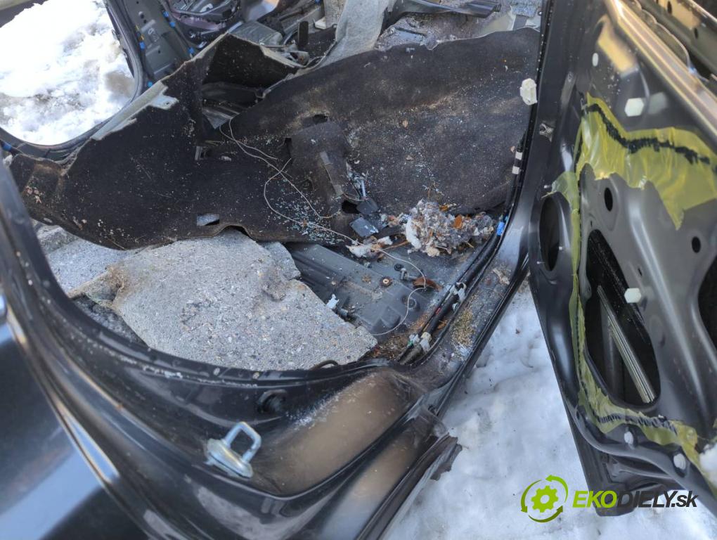 TOYOTA RAV 4 IV SUV 2017 114 kW 2.5 Hybrid 4WD (AVA44_) 2494 karoséria ČTVRŤÁK: Blatník zad prah strecha PODŁUŻNICA