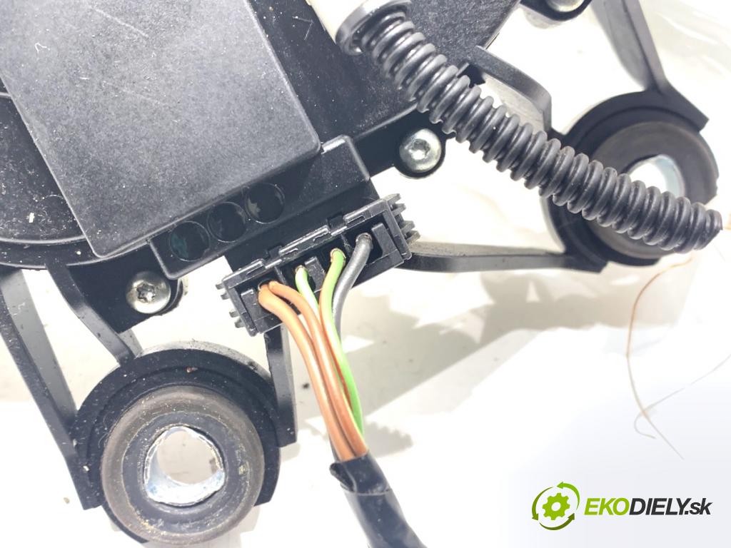 SKODA FABIA II liftback 2008 51 kW 1.2 1198 Motor stieračov zad 5J9955711A