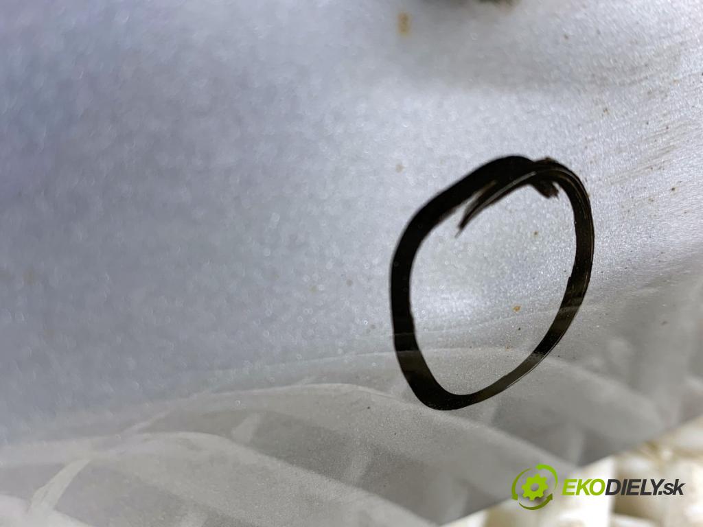 PEUGEOT 207 liftback 2009 53 kW 1.4 1360 kapota zad EZR