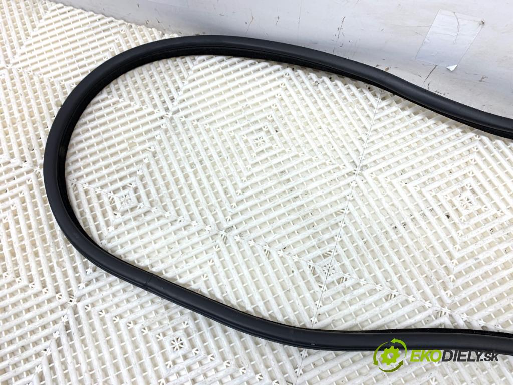 BMW F16 SUV 2015 230 kW xDrive 40 d 2993 tesnenie Dvere zad pravá  (Karoséria ostatné)