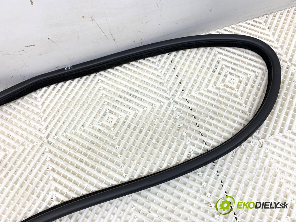 BMW F16 SUV 2015 230 kW xDrive 40 d 2993 tesnenie Dvere zad pravá  (Karoséria ostatné)