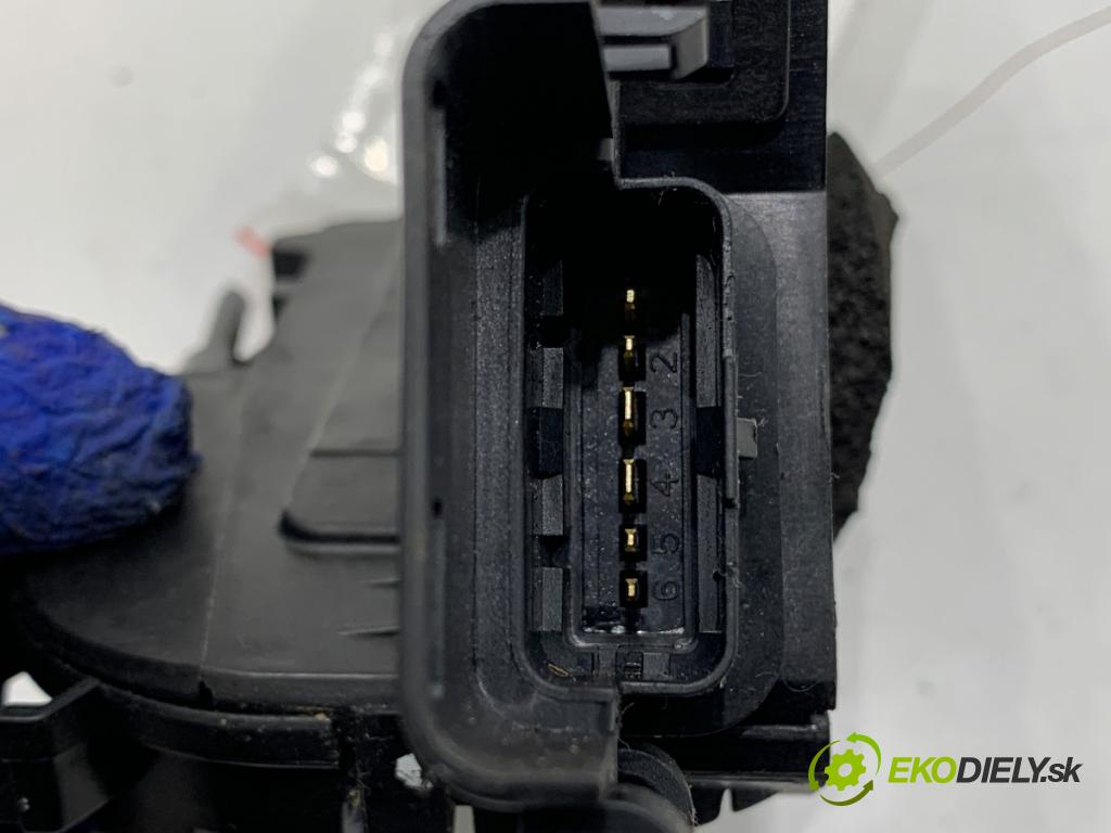 RENAULT TRAFIC III Autobus 2015 92 kW 1.6 dCi 125 (JGMH) 1598 zámok Dvere pravy predný 825021395R