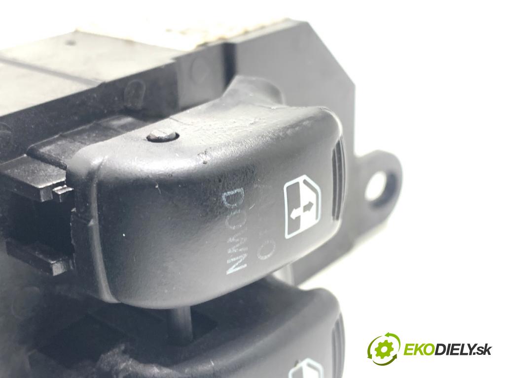 HYUNDAI SANTE FE I SUV 2005 83 kW 2.0 CRDi 1991 Prepínač okien 93570-26100 (Prepínacie páčky pod volantom)