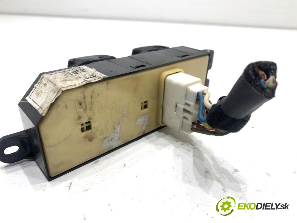 HYUNDAI SANTE FE I SUV 2005 83 kW 2.0 CRDi 1991 Prepínač okien 93570-26100 (Prepínacie páčky pod volantom)