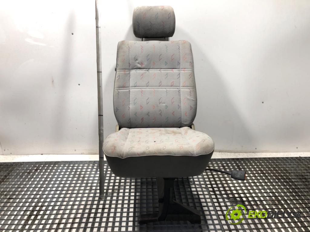 VW TRANSPORTER T4 Autobus 1996 50 kW 1.9 TD 1896 Sedadlo zad 