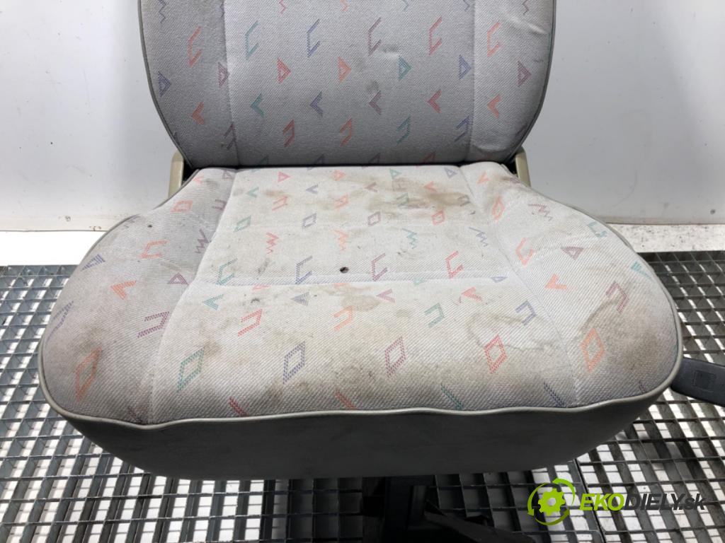 VW TRANSPORTER T4 Autobus 1996 50 kW 1.9 TD 1896 Sedadlo zad