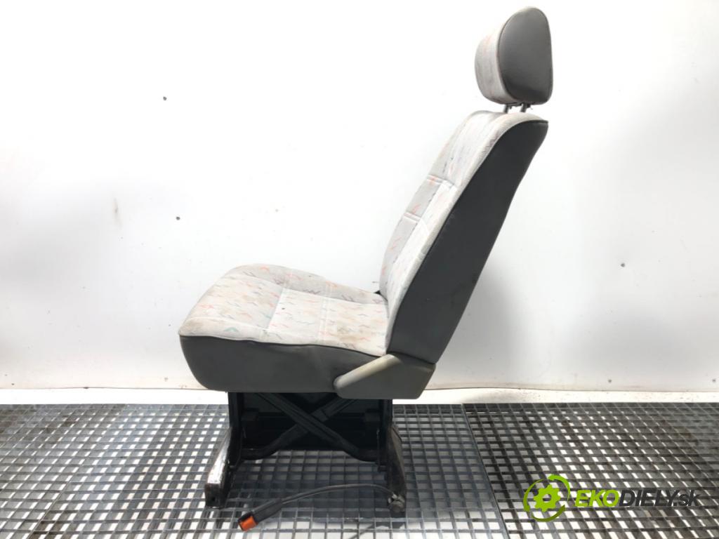 VW TRANSPORTER T4 Autobus 1996 50 kW 1.9 TD 1896 Sedadlo zad