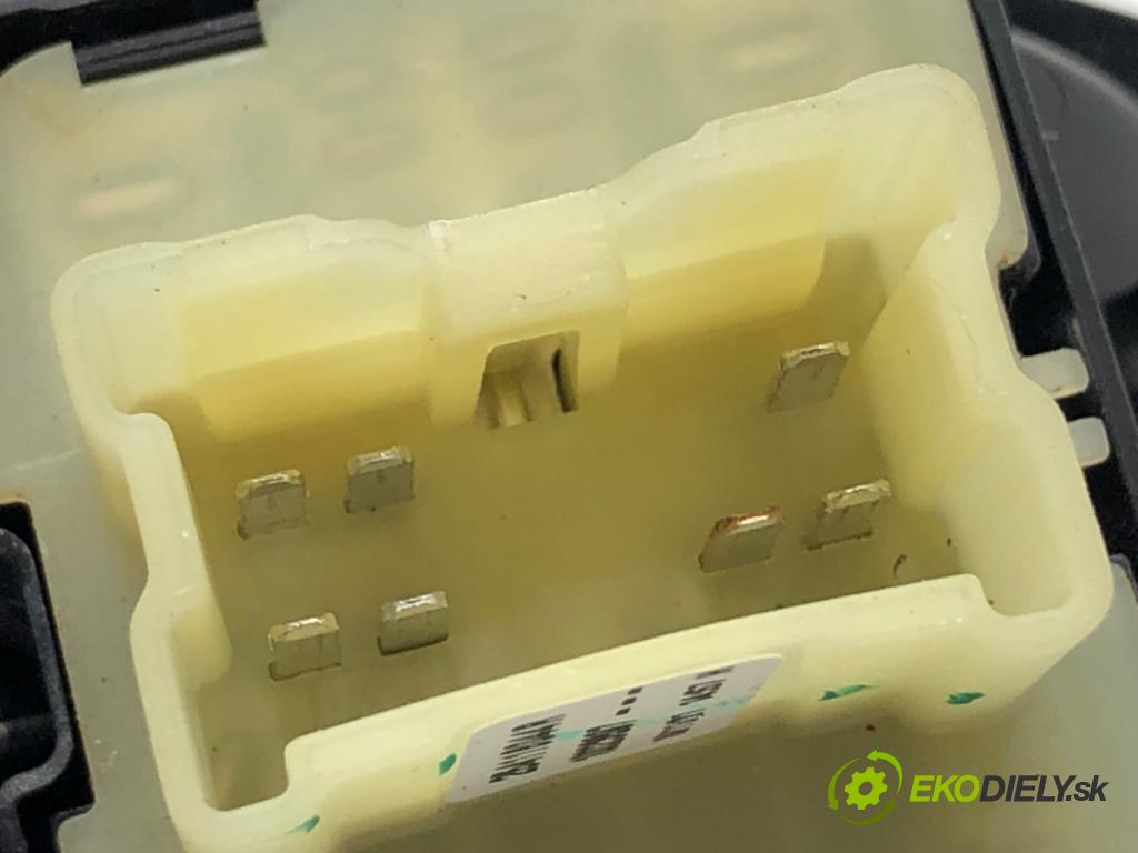 DACIA DUSTER SUV 2022 85 kW 1.5 dCi 115 (HMAD) 1461 přepínač oken 254118044R (Páčky pod volantem)