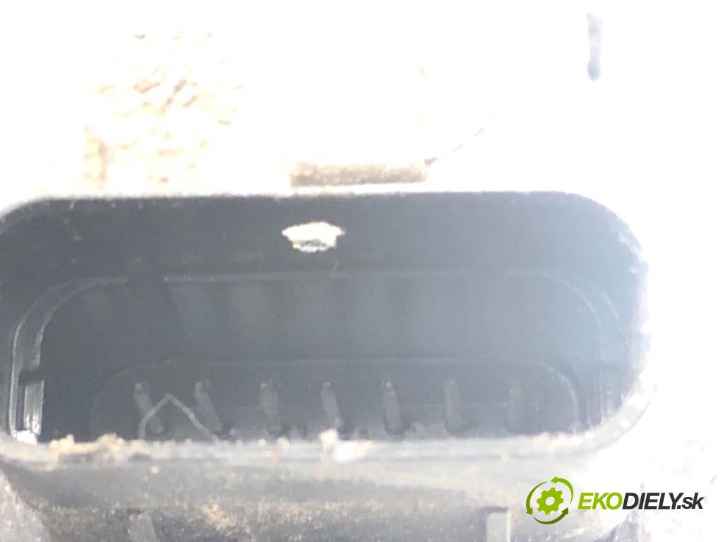 KIA CEED Kombi 2008 85 kW 1.6 CRDi 115 1582 zámok Dvere ľavy zad