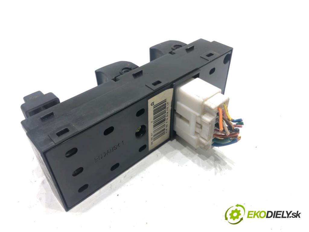 KIA CEED Kombi 2008 85 kW 1.6 CRDi 115 1582 Prepínač okien 93570-1H120 (Prepínacie páčky pod volantom)