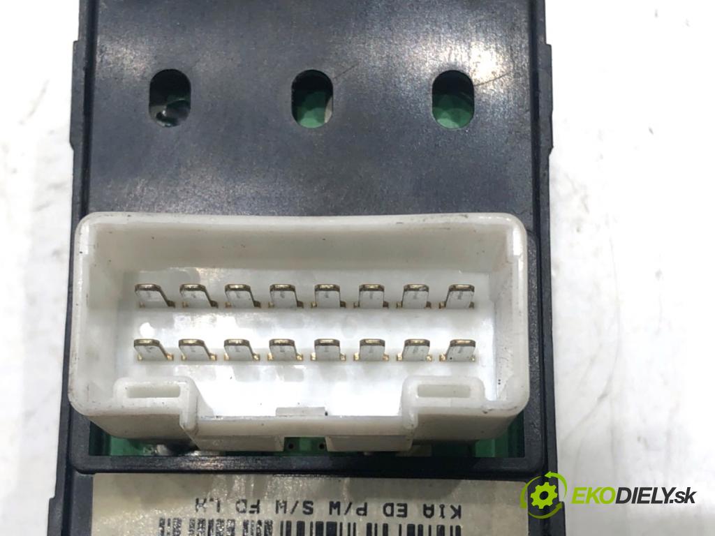 KIA CEED Kombi 2008 85 kW 1.6 CRDi 115 1582 Prepínač okien 93570-1H120 (Prepínacie páčky pod volantom)