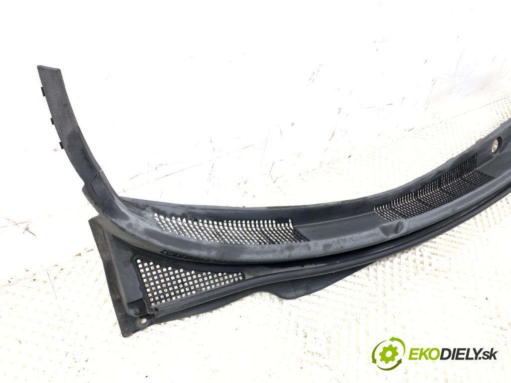 KIA CEED Kombi 2008 85 kW 1.6 CRDi 115 1582 torpédo plast pod čelní okno 86151-1H000 (Plast pod čelním sklem)