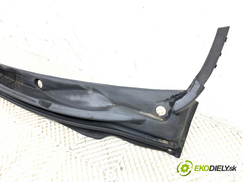 KIA CEED Kombi 2008 85 kW 1.6 CRDi 115 1582 torpédo plast pod čelní okno 86151-1H000 (Plast pod čelním sklem)